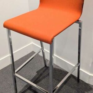 2 chaises hautes de marque PEDRALI modèle Kuadra en acier chromé et tissu orange. 106 x 45 x 43 cm. Localisation : Canada rdc bas (0b06)