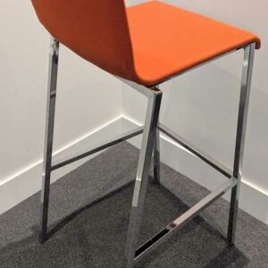 2 chaises hautes de marque PEDRALI modèle Kuadra en acier chromé et tissu orange. 106 x 45 x 43 cm. Localisation : Canada rdc bas (0b06) – Image 2