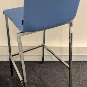 2 chaises hautes de marque PEDRALI modèle Kuadra en acier chromé et tissu bleu. 106 x 45 x 43 cm. Localisation : Canada rdc bas (0b06) – Image 2