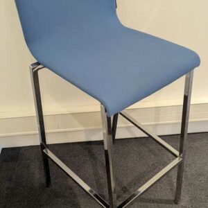 2 chaises hautes de marque PEDRALI modèle Kuadra en acier chromé et tissu bleu. 106 x 45 x 43 cm. Localisation : Canada rdc bas (0b06)