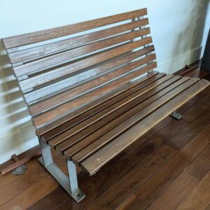 Banc en lattes de bois de marque MOBLES 114 Barcelona, piètement en acier. 83 x 115 x 70 cm. Localisation : Canada hall – Image 2