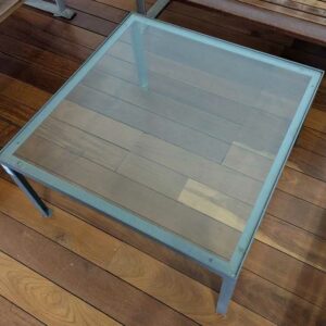 Table basse structure en fonte d'acier, plateau carré en verre transparent. 40 x 73 x 73 cm. Localisation : Canada hall – Image 2