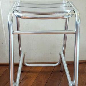 Paire de chaises hautes de marque RODET en aluminium. 98 x 41 x 55 cm. Localisation : Canada hall – Image 2