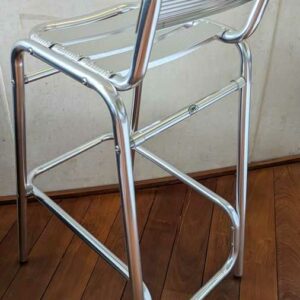 Paire de chaises hautes de marque RODET en aluminium. 98 x 41 x 55 cm. Localisation : Canada hall – Image 3