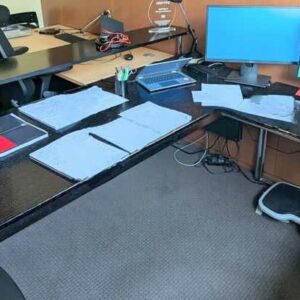 Bureau de marque USM HALLER en 175 cm avec rehausse et retour de couleur noire. Localisation : Canada rdc bas (0b11)