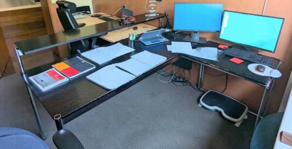 Bureau de marque USM HALLER en 175 cm avec rehausse et retour de couleur noire. Localisation : Canada rdc bas (0b11)