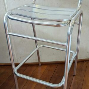 Paire de chaises hautes de marque RODET en aluminium.  (Modèle ss pied arrière) 98 x 41 x 55 cm. Localisation : Canada hall