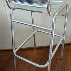 Paire de chaises hautes de marque RODET en aluminium.  (Modèle ss pied arrière) 98 x 41 x 55 cm. Localisation : Canada hall – Image 2