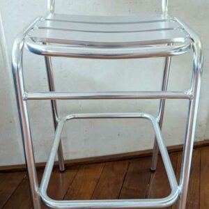 Paire de chaises hautes de marque RODET en aluminium.  (Modèle ss pied arrière) 98 x 41 x 55 cm. Localisation : Canada hall – Image 3