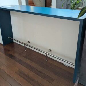 Comptoir ou table haute en bois blanc et vert double face avec barre repose-pied. 111 x 220 x 70 cm. 3 unités. Vendu avec faculté de réunion. Localisation : Canada hall – Image 2