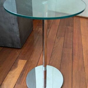 Table d'appoint en acier chromé et insert en bois, plateau rond en verre transparent (rayures). 65 x 45 cm. Localisation : Canada hall