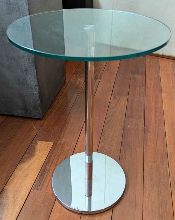 Table d'appoint en acier chromé et insert en bois, plateau rond en verre transparent (rayures). 65 x 45 cm. Localisation : Canada hall