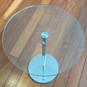 Table d'appoint en acier chromé et insert en bois, plateau rond en verre transparent (rayures). 65 x 45 cm. Localisation : Canada hall – Image 2