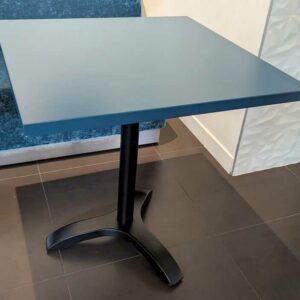 Table 2 personnes de marque VAUZELLE, plateau carré en bois stratifié laqué vert reposant sur un pied colonne à 3 branches en acier laqué noir. 74 x 70 x 70 cm. Localisation : Canada rdc haut cafet