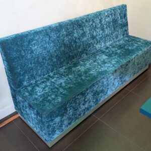 2 banquettes recouvertes de velours vert. 85 x 180 x 54 cm. Localisation : Canada rdc haut cafet