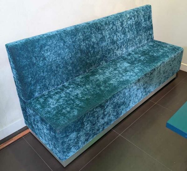 2 banquettes recouvertes de velours vert. 85 x 180 x 54 cm. Localisation : Canada rdc haut cafet