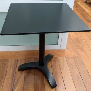 Table 2 personnes de marque VAUZELLE, plateau carré en bois stratifié laqué noir reposant sur un pied colonne à 3 branches en acier laqué noir. 74 x 70 x 70 cm. Localisation : Canada rdc bas cafet