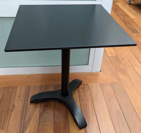 Table 2 personnes de marque VAUZELLE, plateau carré en bois stratifié laqué noir reposant sur un pied colonne à 3 branches en acier laqué noir. 74 x 70 x 70 cm. Localisation : Canada rdc bas cafet
