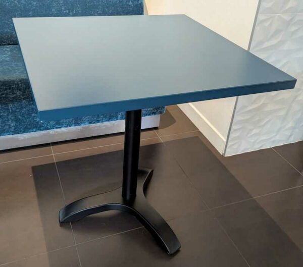 Table 2 personnes de marque VAUZELLE, plateau carré en bois stratifié laqué vert reposant sur un pied colonne à 3 branches en acier laqué noir. 74 x 70 x 70 cm. Localisation : Canada hall