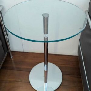 Table d'appoint en acier chromé et insert en bois, plateau rond en verre transparent (rayures). 65 x 45 cm. Localisation : Canada entrée