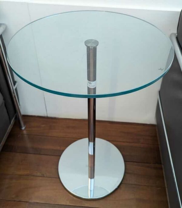 Table d'appoint en acier chromé et insert en bois, plateau rond en verre transparent (rayures). 65 x 45 cm. Localisation : Canada entrée