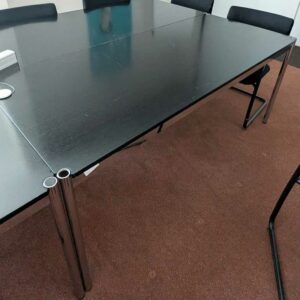 Table de marque USM HALLER modèle T69, plateau rectangulaire en bois de couleur noire. 74 x 175 x 75 cm (usures). 3 unités. Vendu avec faculté de réunion. Localisation : Canada rdc bas (0b17, 0b10)