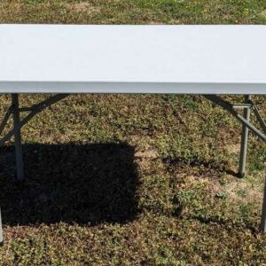 Table d'extérieur pliante, piètement en acier laqué vert, plateau rectangulaire en plastique blanc. 73 x 121 x 60 cm. 5 unités. Vendu avec faculté de réunion. Localisation : Extérieur