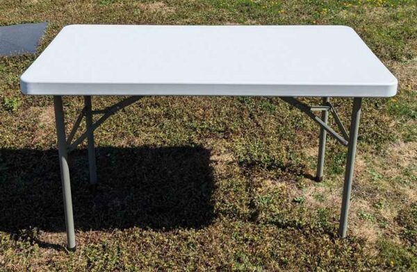 Table d'extérieur pliante, piètement en acier laqué vert, plateau rectangulaire en plastique blanc. 73 x 121 x 60 cm. 5 unités. Vendu avec faculté de réunion. Localisation : Extérieur