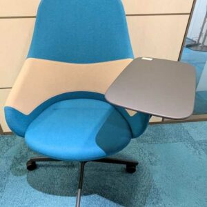 Suite de 12 fauteuils pivotants sur roulettes avec tablette articulée de marque SENATOR recouverts de feutrine bicolore beige et bleu sur piètement en acier laqué noir à 4 branches. 111 x 83 x 67 cm. Localisation : Theta (0T13, 0x08, 0t24, 1t33b, 0T15)
