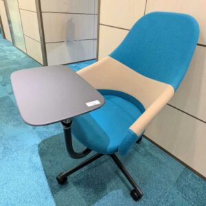 Suite de 12 fauteuils pivotants sur roulettes avec tablette articulée de marque SENATOR recouverts de feutrine bicolore beige et bleu sur piètement en acier laqué noir à 4 branches. 111 x 83 x 67 cm. Localisation : Theta (0T13, 0x08, 0t24, 1t33b, 0T15) – Image 2