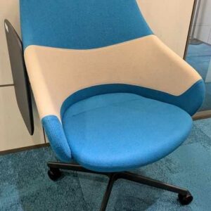 Suite de 12 fauteuils pivotants sur roulettes avec tablette articulée de marque SENATOR recouverts de feutrine bicolore beige et bleu sur piètement en acier laqué noir à 4 branches. 111 x 83 x 67 cm. Localisation : Theta (0T13, 0x08, 0t24, 1t33b, 0T15) – Image 3