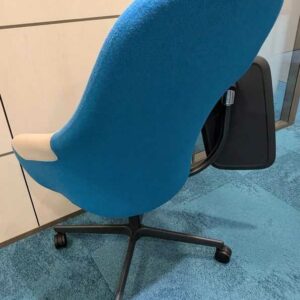Suite de 12 fauteuils pivotants sur roulettes avec tablette articulée de marque SENATOR recouverts de feutrine bicolore beige et bleu sur piètement en acier laqué noir à 4 branches. 111 x 83 x 67 cm. Localisation : Theta (0T13, 0x08, 0t24, 1t33b, 0T15) – Image 4