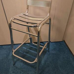 Chaise haute de marque RODET en aluminium.  98 x 41 x 55 cm. Localisation : Theta rdc (0t14b)