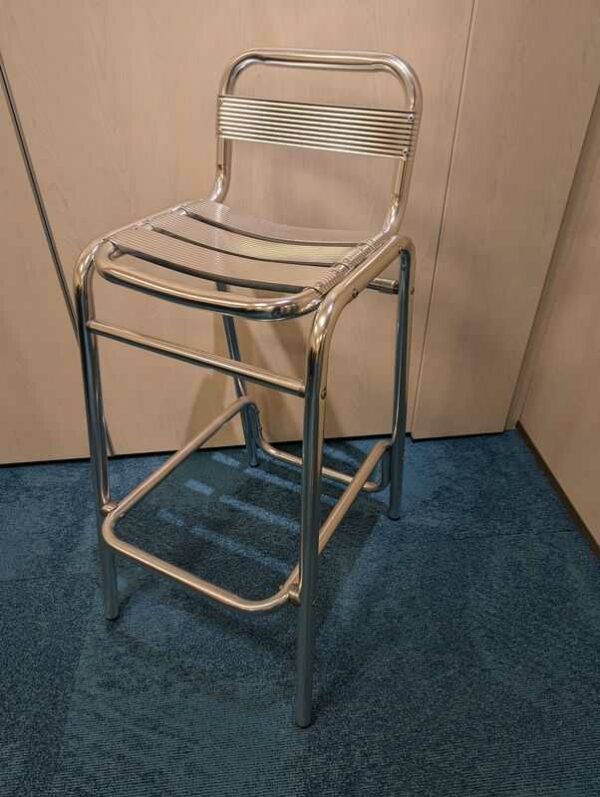 Chaise haute de marque RODET en aluminium.  98 x 41 x 55 cm. Localisation : Theta rdc (0t14b)