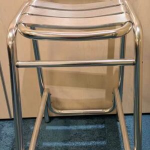 Chaise haute de marque RODET en aluminium.  98 x 41 x 55 cm. Localisation : Theta rdc (0t14b) – Image 3