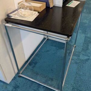 Retour de bureau ou petite table de marque USM HALLER de couleur noire. 74 x 54 x 79 cm. Localisation : Theta 1er (couloir) – Image 2