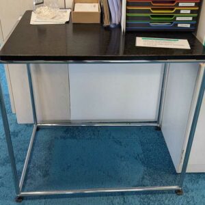 Retour de bureau ou petite table de marque USM HALLER de couleur noire. 74 x 54 x 79 cm. Localisation : Theta 2eme (3t39)