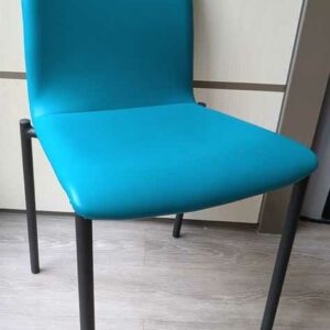 Paire de chaises empilables garnies de simili cuir vert sur un piètement en acier laqué noir. 86 x 45 x 60 cm. Localisation : Theta 1er (1t62b)