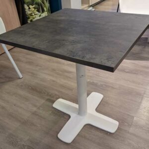 Table carrée à plateau en bois stratifié effet ardoise reposant sur un piètement colonne en acier laqué blanc. 77 x 70 x 70 cm. 2 unités. Vendu avec faculté de réunion. Localisation : Theta 1er cafet