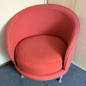 Fauteuil de forme chauffeuse de marque MOROSO recouvert de tissu couleur corail. Localisation : Theta 2eme (2t42)