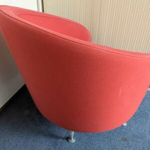 Fauteuil de forme chauffeuse de marque MOROSO recouvert de tissu couleur corail. Localisation : Theta 2eme (2t42) – Image 2