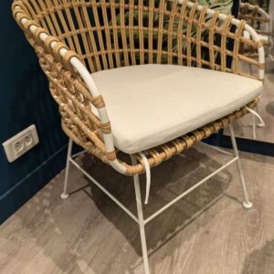 Fauteuil en acier laqué blanc et plastique effet rotin, galette d'assise en tissu blanc 78 x 62 x 52 cm. 2 unités. Vendu avec faculté de réunion. Localisation : Theta 1er cafet