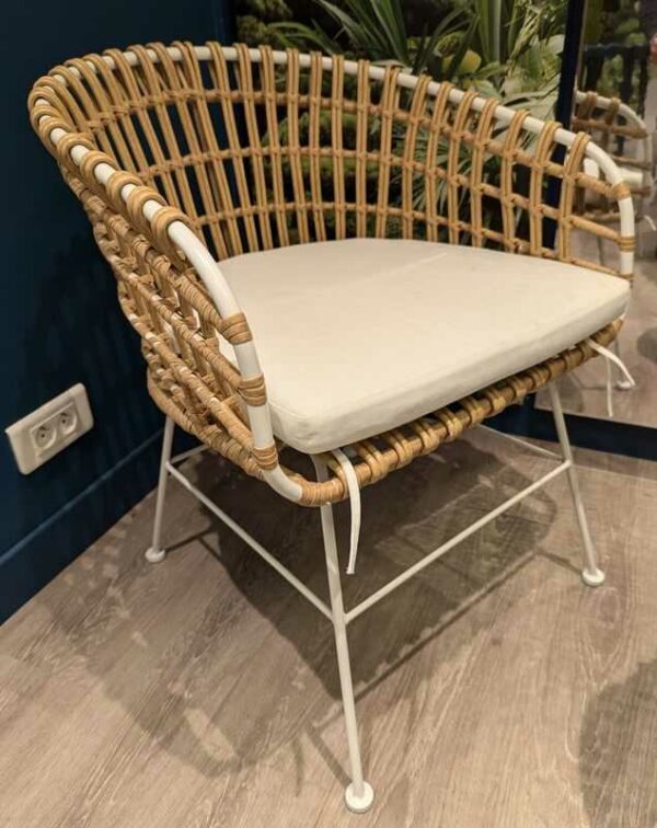 Fauteuil en acier laqué blanc et plastique effet rotin, galette d'assise en tissu blanc 78 x 62 x 52 cm. 2 unités. Vendu avec faculté de réunion. Localisation : Theta 1er cafet