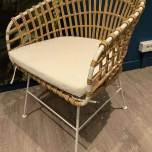 Fauteuil en acier laqué blanc et plastique effet rotin, galette d'assise en tissu blanc 78 x 62 x 52 cm. 2 unités. Vendu avec faculté de réunion. Localisation : Theta 1er cafet – Image 2