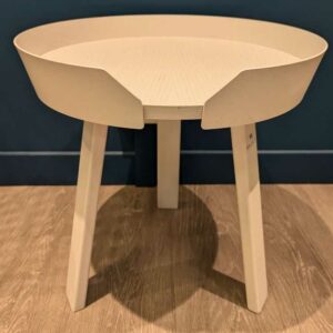 Petite table d'appoint de marque MUUTO plateau en bois cérusé blanc, piètement tripode en bois laqué blanc. Localisation : Theta 1er cafet