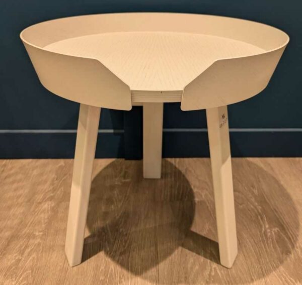 Petite table d'appoint de marque MUUTO plateau en bois cérusé blanc, piètement tripode en bois laqué blanc. Localisation : Theta 1er cafet