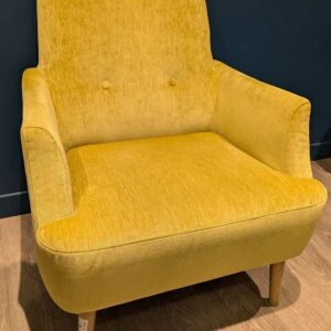 Fauteuil de marque SITS modèle Elyot recouvert de tissu couleur jaune moutarde sur 4 pieds en bois naturel. 83 x 72 x 70 cm. Localisation : Theta 1er cafet