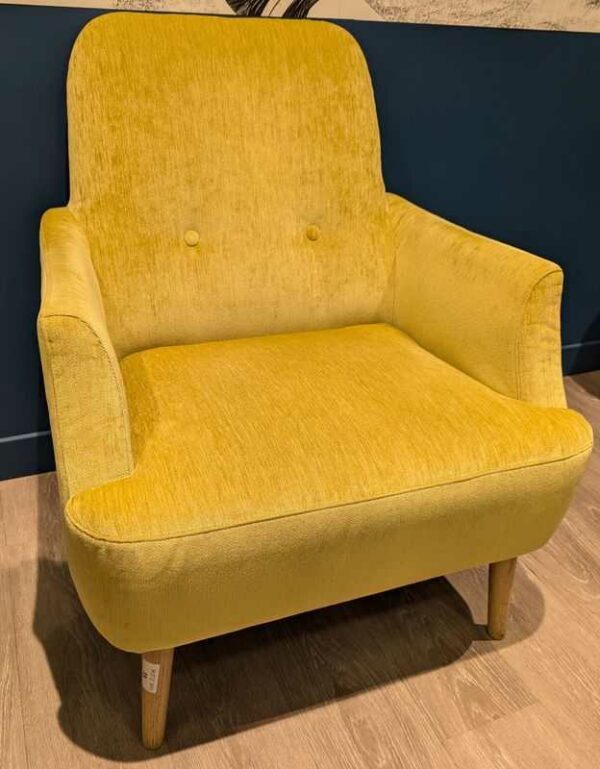 Fauteuil de marque SITS modèle Elyot recouvert de tissu couleur jaune moutarde sur 4 pieds en bois naturel. 83 x 72 x 70 cm. Localisation : Theta 1er cafet