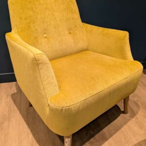 Fauteuil de marque SITS modèle Elyot recouvert de tissu couleur jaune moutarde sur 4 pieds en bois naturel. 83 x 72 x 70 cm. Localisation : Theta 1er cafet – Image 2