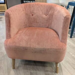 Fauteuil de marque SITS modèle Elyot recouvert de tissu couleur vieux rose sur 4 pieds en bois naturel. 70 x 67 x 70 cm. Localisation : Theta 1er cafet